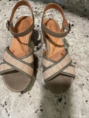 Clarks Ellen Plum Olive Woven Beige Cross-Strap Wedge Sandals Size 8